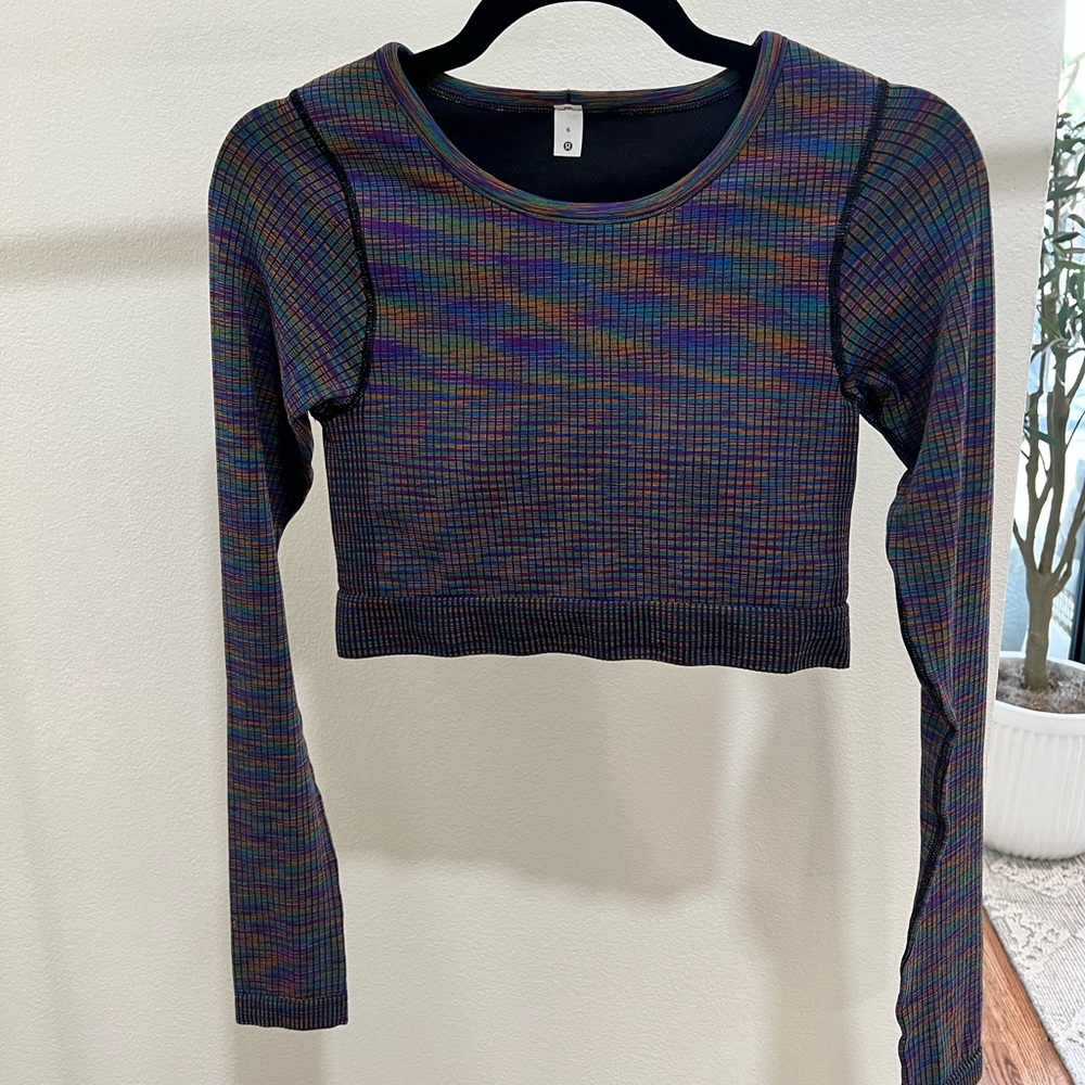 Lululemon multicolored cropped top with built in shelf bra. Size 6.